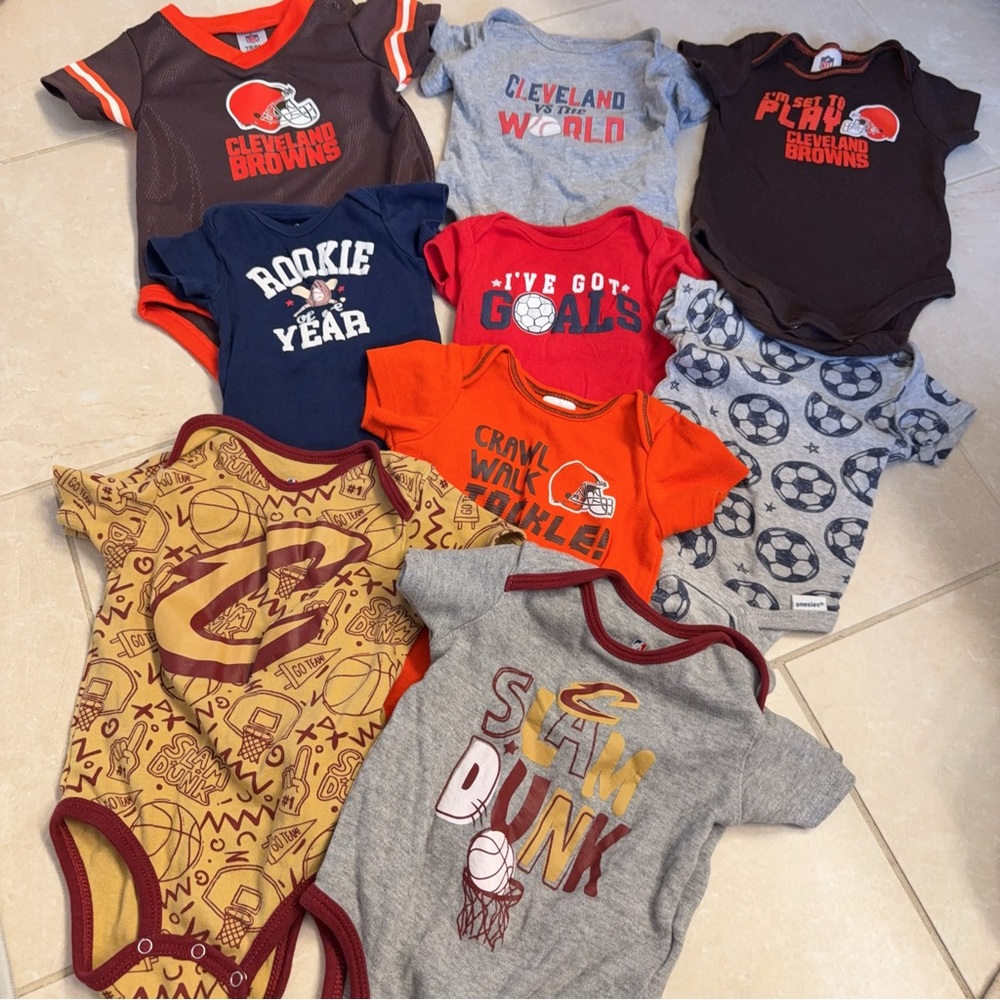 Baby boys 3-12 Months bodysuits sport collection